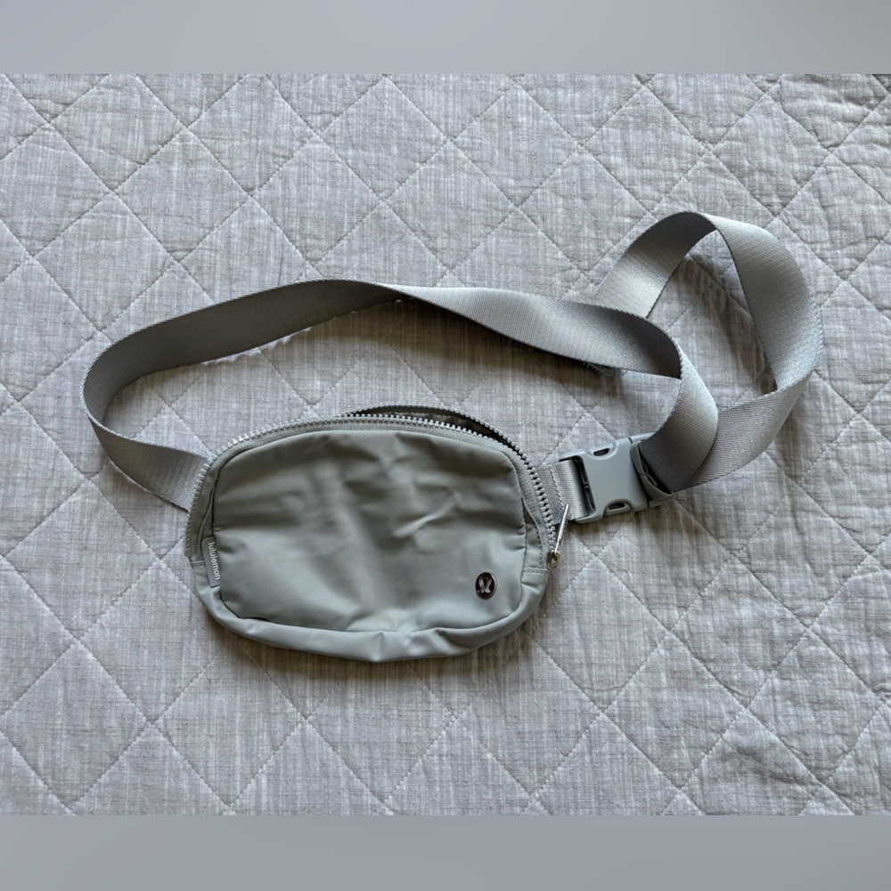 Lululemon Anywhere Belt Bag  (Silver)